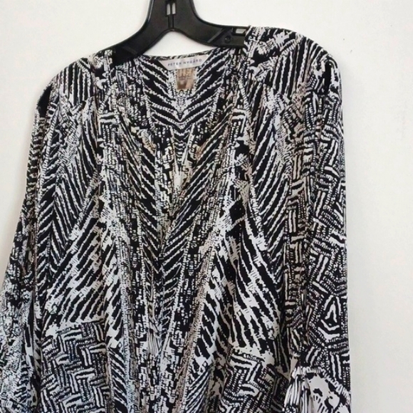 PETER NYGARD black & white cold-shoulder blouse. Button close. Size 6. NWT - Picture 2 of 16